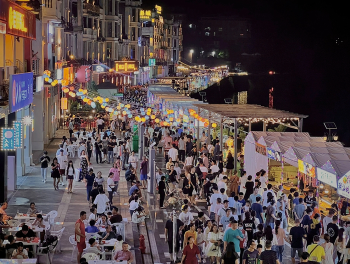 人头攒动的东街夜市