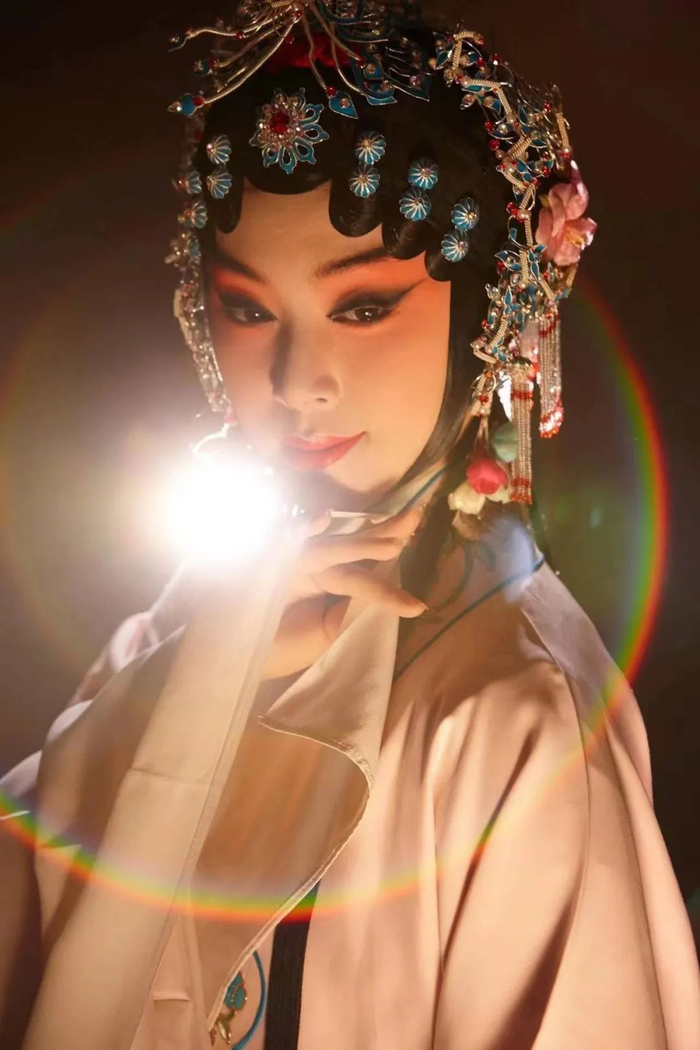 单雯的昆曲扮相我所演的《牡丹亭》,故事在杜丽娘重生后就戛然而止了.