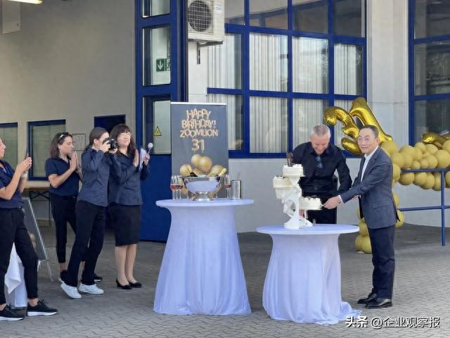 ▲中联重科董事长、CEO詹纯新在中联重科m-tec公司与当地员工共庆司庆