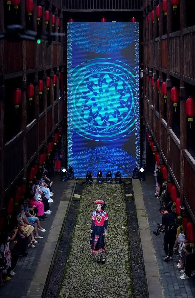 始兴百年围楼上演时装秀