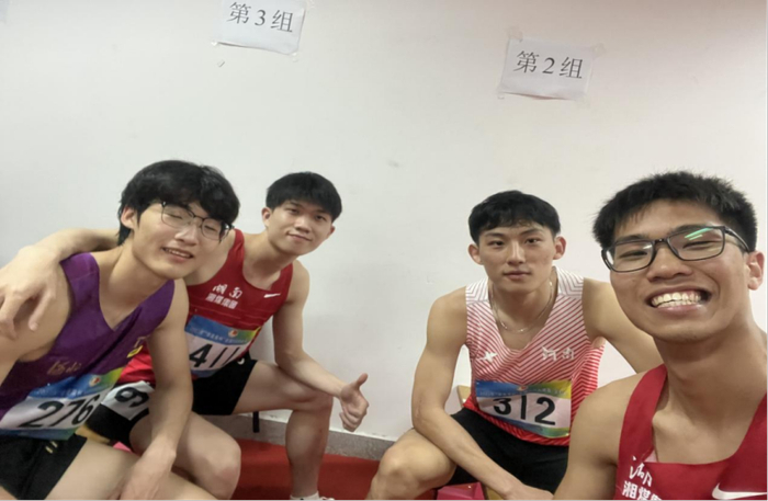 谢智宇与团队的其他运动员们