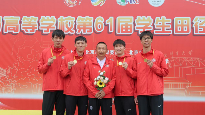 北大田径队一起领奖