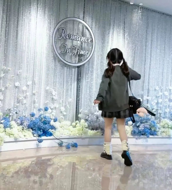 打扮得像小学生的小花。讲述者供图