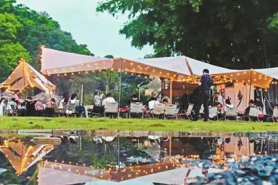 新津区斑竹林景区露天电影区。