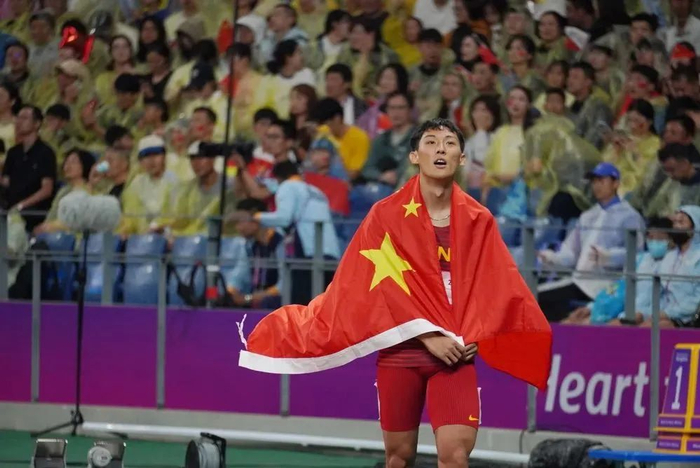 杭州亚运会上身披国旗的谢智宇