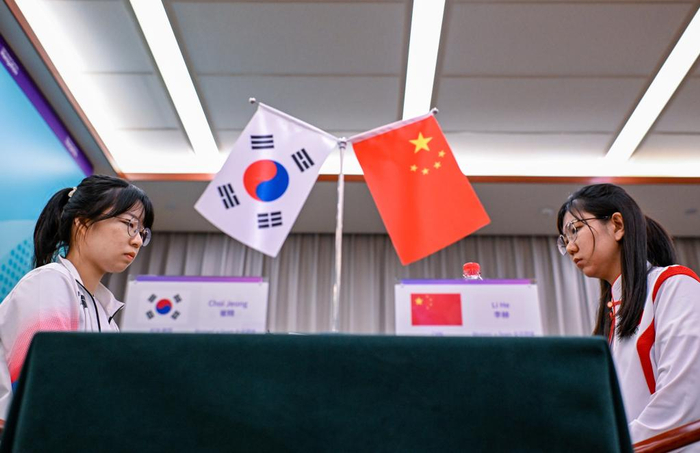 10月3日，李赫（右）在女子团体金牌决赛中对阵韩国队选手崔精。新华社记者 颜麟蕴 摄