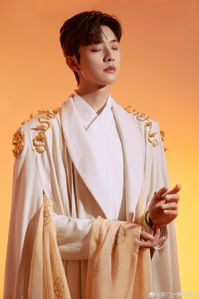 被王敬轩飞天的帅惊艳到,手持披帛,红纱纷飞,仙气飘飘