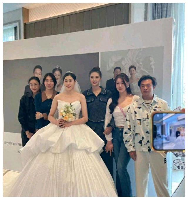 刘晓彤婚礼惊现羞涩颜妮,时尚张常宁,丁霞与安家杰大不同!__财经头条