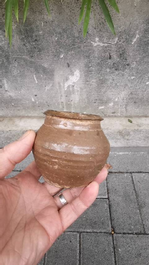 隋唐时期酱釉青瓷小罐,高12厘米,口径9厘米,底径9.5厘米
