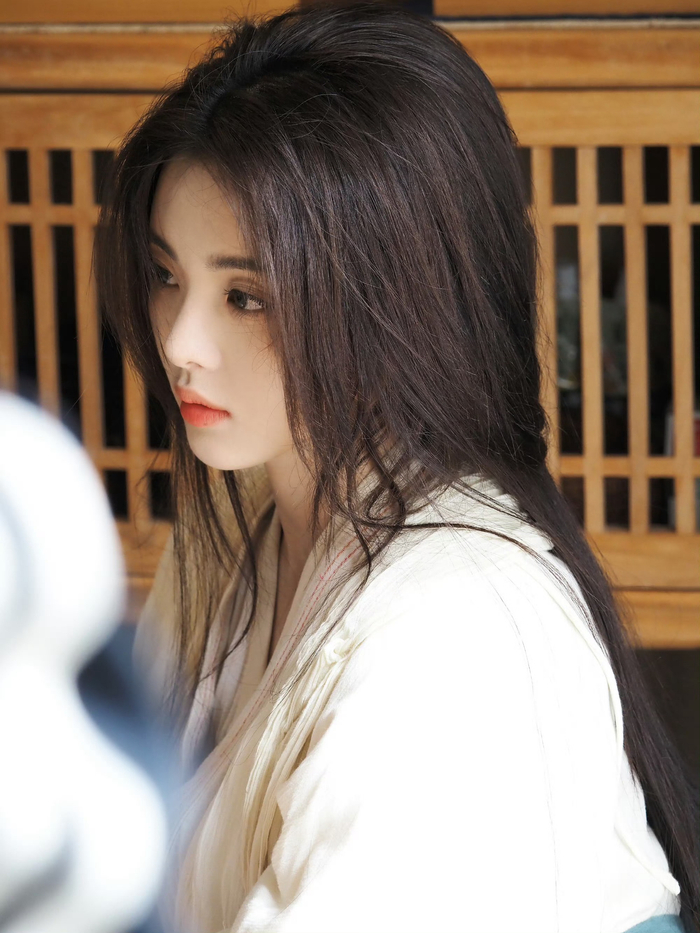 杨超越古风写真,自带清冷感,绝美侧颜惊艳美好|杨超越_新浪新闻