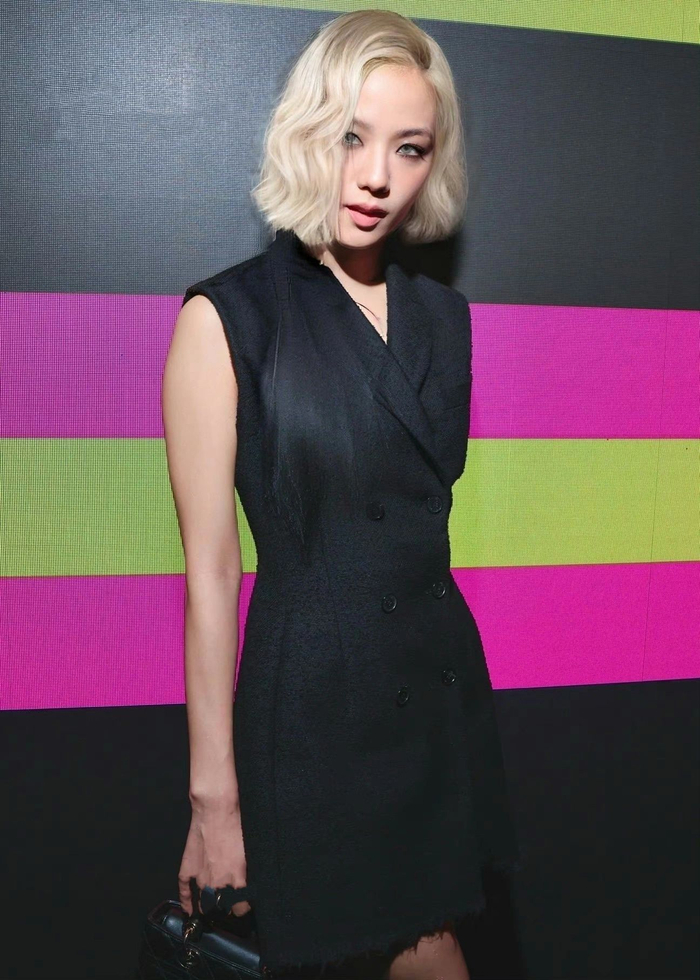 金智秀金色短发造型 图是p的但好适合 金姬秀!