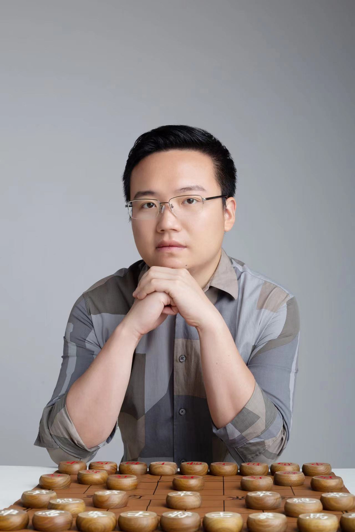 郑惟桐特级大师摘下象棋男子个人赛金牌，这是中国代表团杭州亚运会第200金。  受访者供图