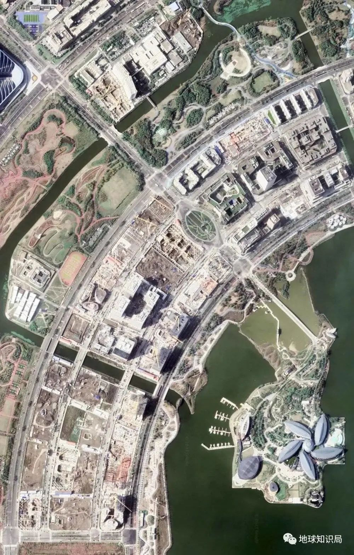 城市建设的资金主要来源于卖地收入，土地一旦卖不动或者卖的便宜，城建就有点推不动了  图：上海临港新城