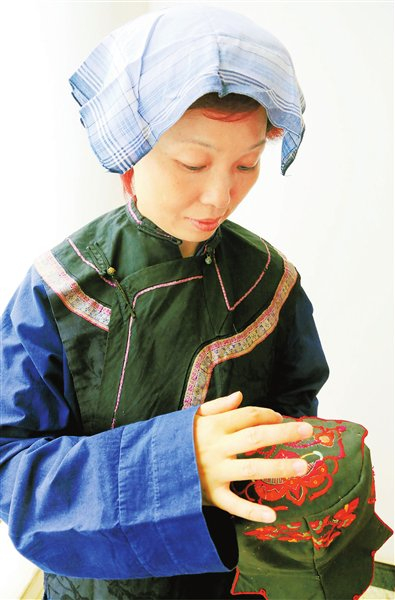 赖联明 温礼明 陈罗昌 杨卫平/图赣南客家传统服饰是客家人以中原