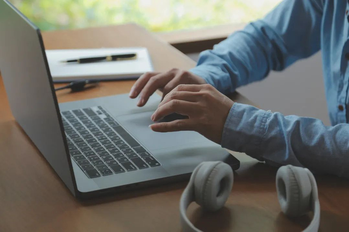 工作时，我们需要处理大量信息，这会让我们的大脑感到疲惫。（图/ 图虫创意）