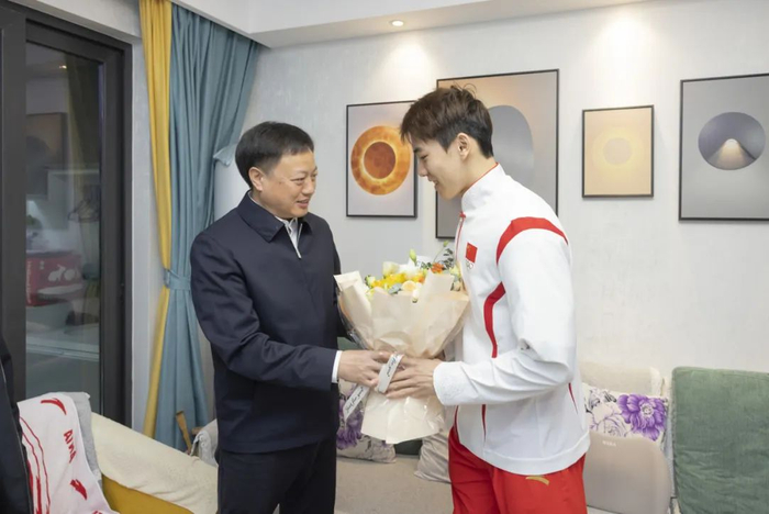 伍家岗区委书记陈道坤慰问孙佳俊（右） 通讯员夏靓 摄