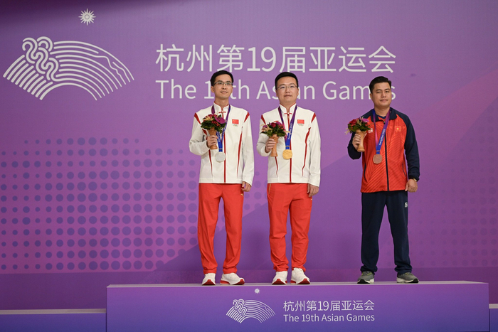 郑惟桐（中）和赵鑫鑫（左）分获冠亚军，越南选手赖理兄获得季军。  杭州亚组委供图