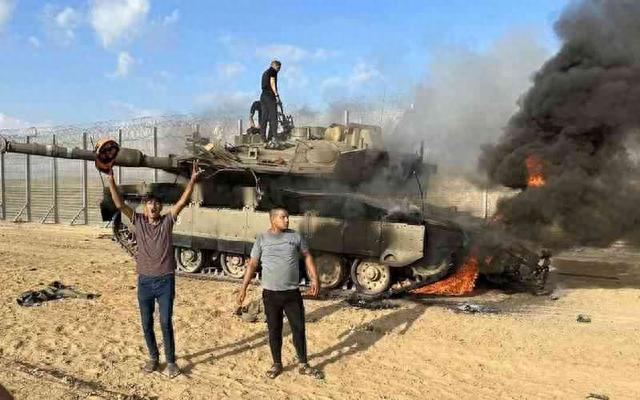 一辆被焚毁的以色列陆军“梅卡瓦”主战坦克/社交媒体图 