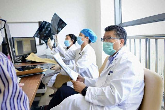 邵志敏教授正在接诊。中青报·中青网记者王烨捷/摄