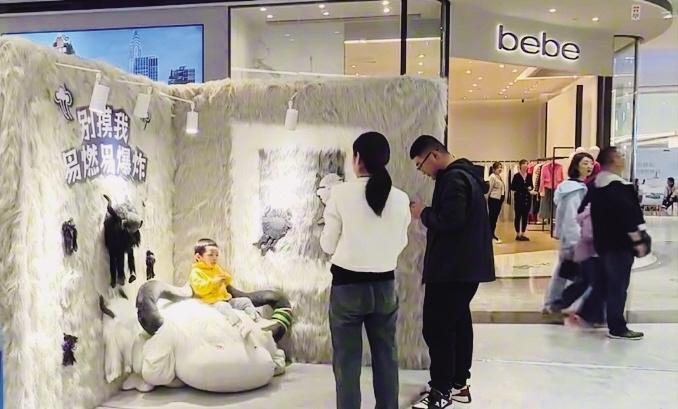     假日商场一隅  周栋楠 摄