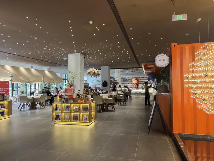 北京通州“国誉朝华”位于朝阳的售楼处内，有三四组客户正在跟销售人员交谈。李叶/摄