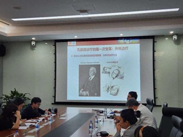 江一舟教授正在介绍研究成果。中青报·中青网记者王烨捷/摄