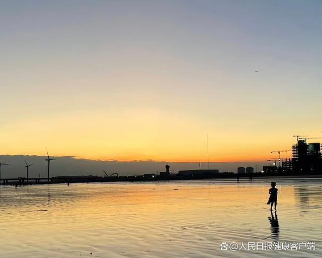 网友晒出的疑似女童在海滩上的照片，拍摄时间为17:53。受访者供图