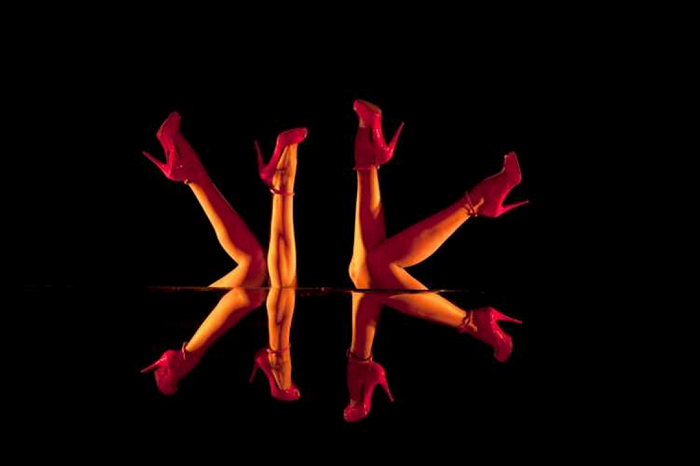 △疯马秀节目《颠倒》