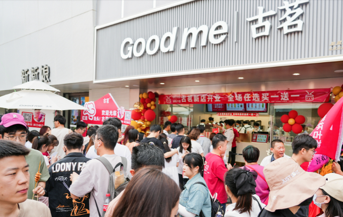 顾客在古茗门店购买奶茶 