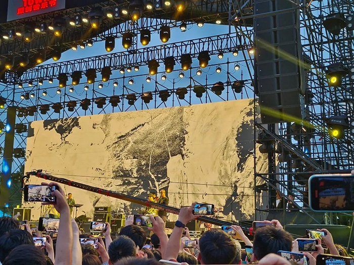 ▲ 万能青年旅店演出现场。图 / 每日人物摄