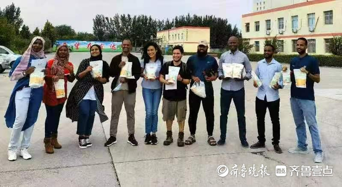 在发达面粉集团股份有限公司执行总裁董金鲁的带领下,外国留学生们