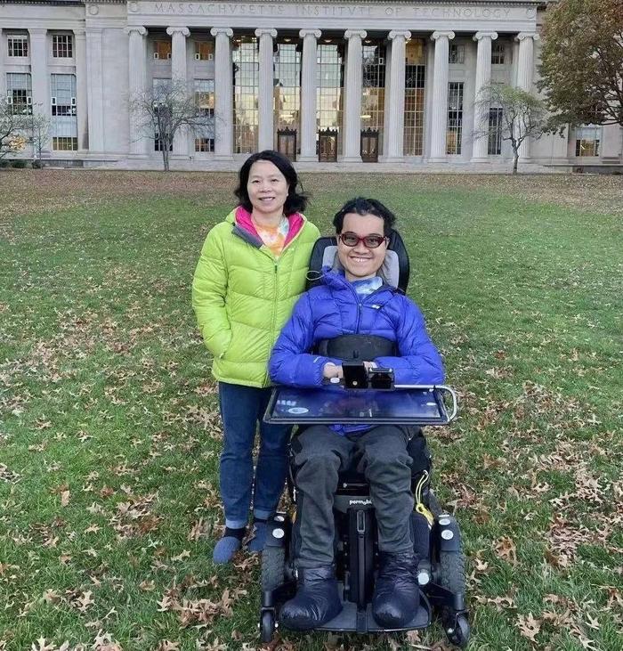 楼印根和母亲黄慧华。