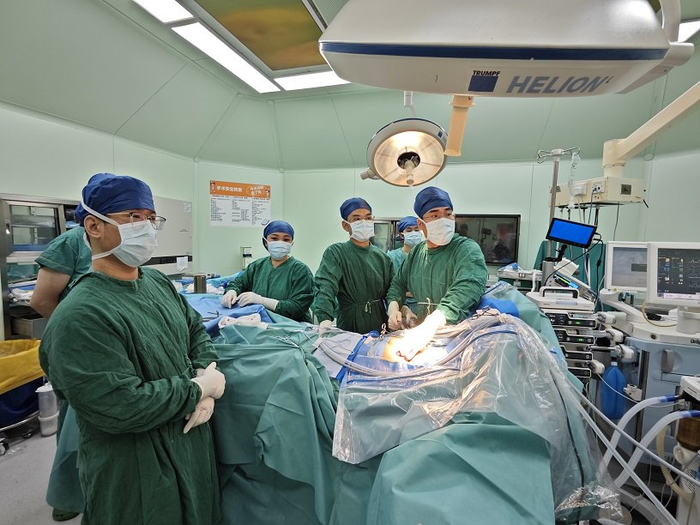 16岁少年"漏斗胸"致心脏移位,长征医院医生2厘米切口成功矫正|手术