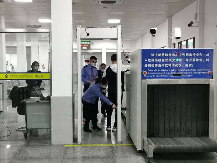 　案发后，衡山站工作人员对进站旅客进行安检。