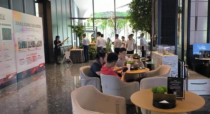 客户认购后在敲金蛋 周亮/摄