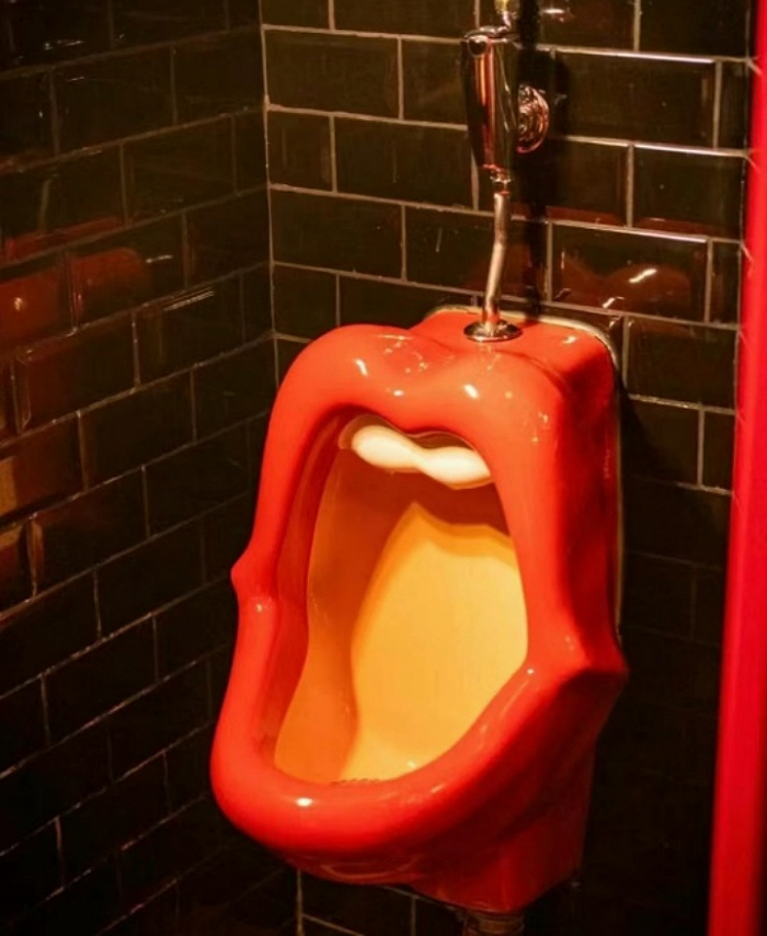 △疯马秀中的便池，后现代艺术还是意淫？