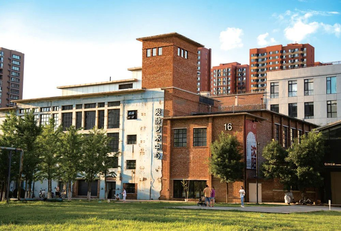 夕阳下，游人在红梅发酵艺术中心前漫步休憩（阚思邈/摄）