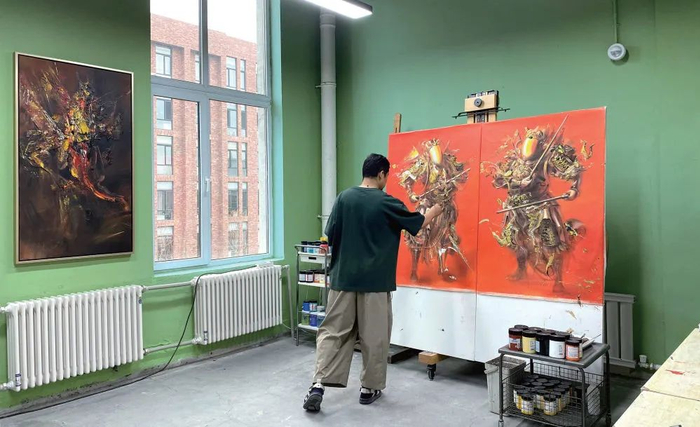 红梅文创园老厂房中，画家邓宇参与红梅文创园艺术驻地计划进行驻地创作（受访者供图）