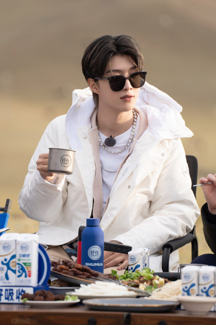 就是说范丞丞这个笑容隔着屏幕都被治愈到了啊!