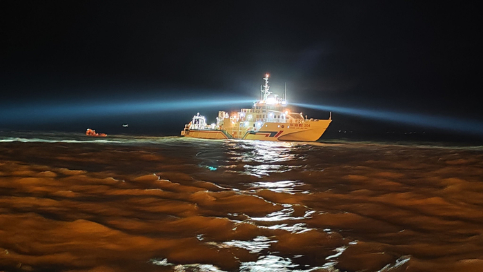 长江口海域一砂石船进水倾覆沉没,13名船员全部获救|救援|东海|砂石