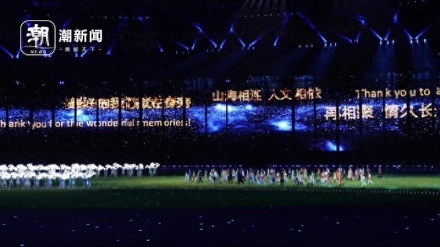 志愿者入场 记者 翁宇君 摄
