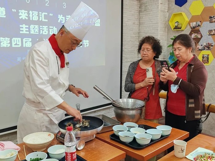 活动还邀请了来自上海衡山集团马勒别墅的行政总厨刘洪,向各位居民