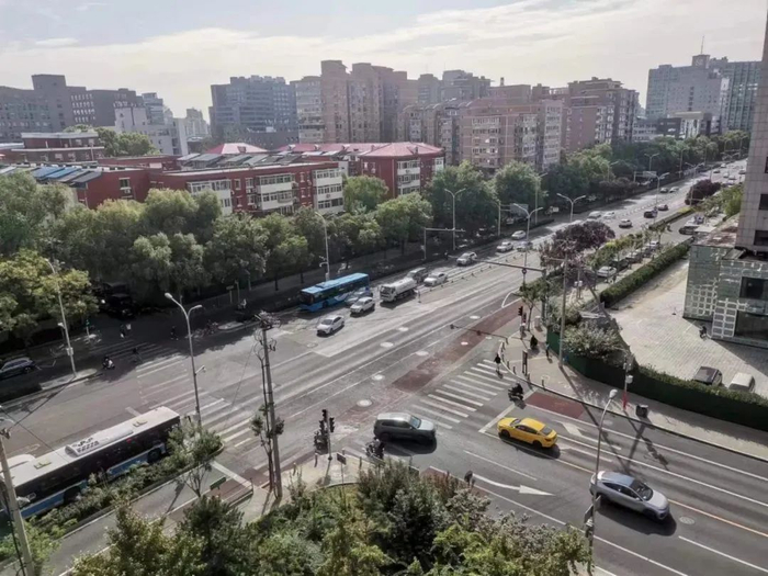 小编拍的办公室楼下的路口