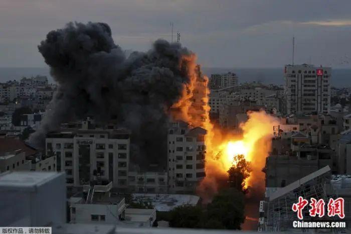 当地时间10月7日，以色列空袭加沙地带，一座巴勒斯坦公寓大楼爆炸，火球和烟雾上升。