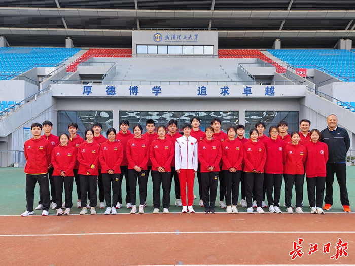 熊诗麒回到武汉理工大学，与学校高水平运动员及教练合影。记者汪洋 摄
