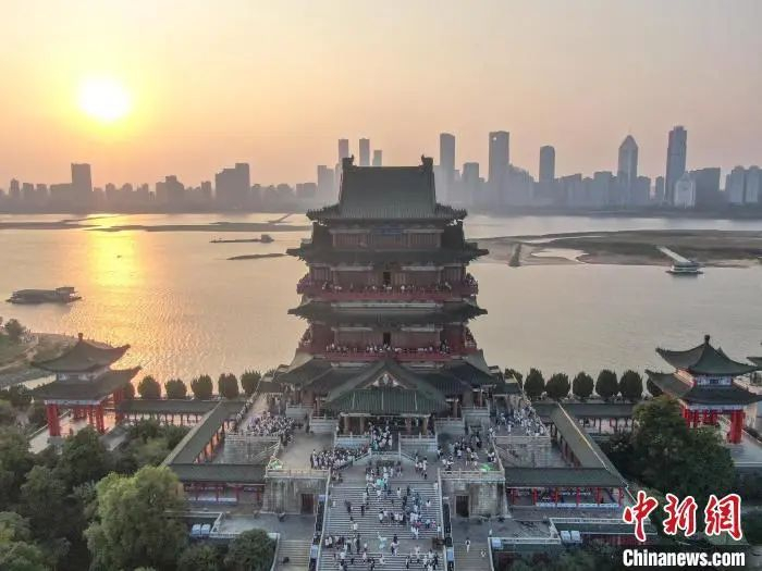 图为航拍落日时候的滕王阁，时势壮好意思，无边搭客在滕王阁内游玩。刘力鑫 摄