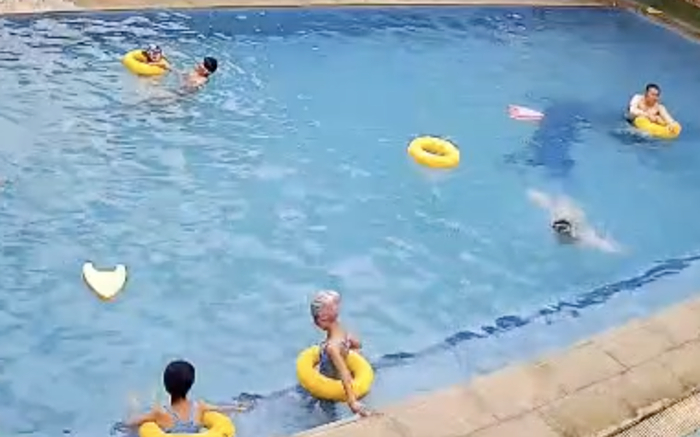 游泳圈滑落后，男孩在游泳池中挣扎。  网传视频截图