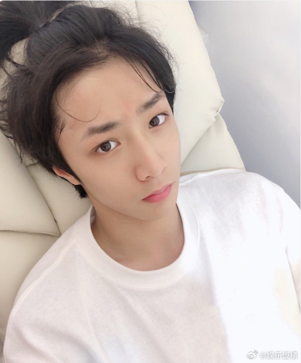 看到刘耀文扎小辫,脑海里直接有bmg想起,我直接妈了……|刘耀文_新浪