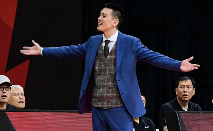 刚官宣,杨鸣已穿上新俱乐部工作服,西装照回归男神本色!