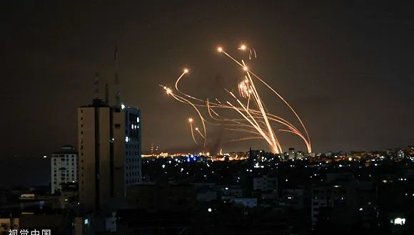2023年10月8日，加沙城，以色列铁穹防御导弹系统发射的一枚导弹试图拦截一枚从加沙地带发射的火箭。